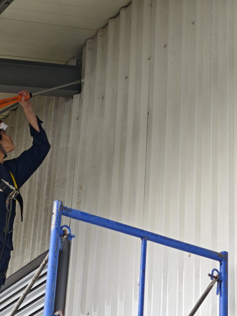 La importancia de la limpieza de rótulos, vidrios, aceras y áreas visibles en su negocio